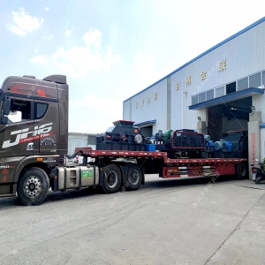 1200*1200雙齒輥破碎機，兩臺900*900軌道移動雙齒輥破碎機發往云南