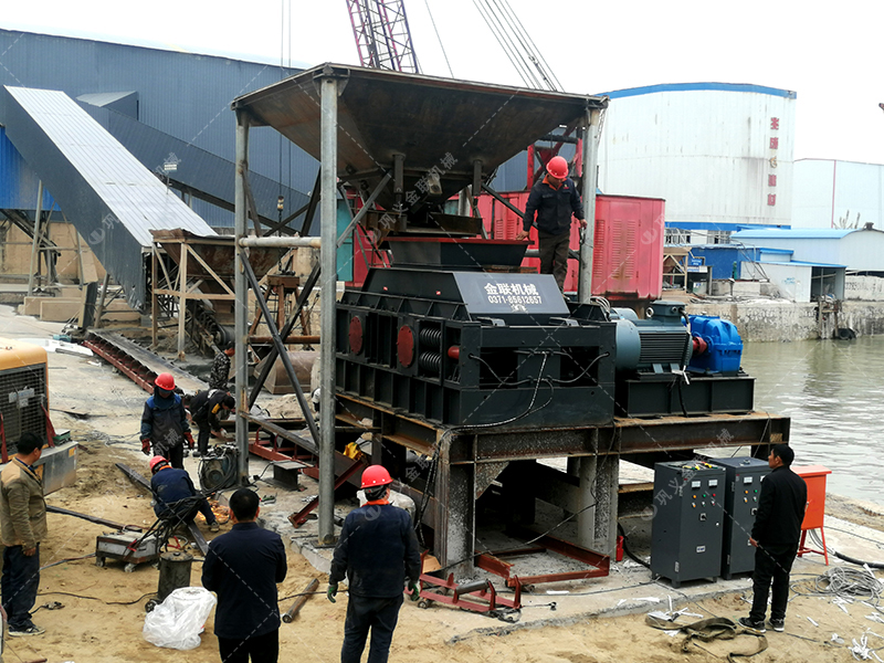 花崗巖對(duì)輥破碎機(jī)出料粒度多少？產(chǎn)量多大？