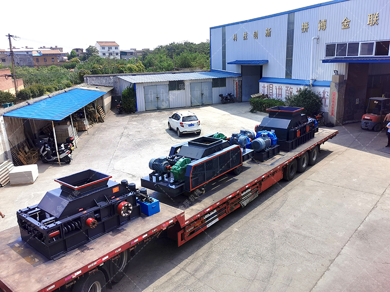 1200*1200雙齒輥破碎機，兩臺900*900軌道移動雙齒輥破碎機發往云南