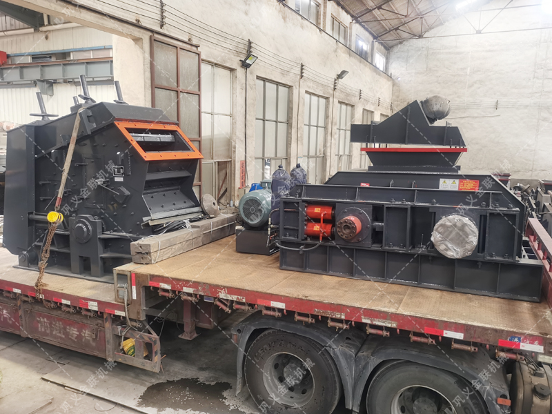 1000*700液壓對輥制砂機，1210反擊破發(fā)往四川