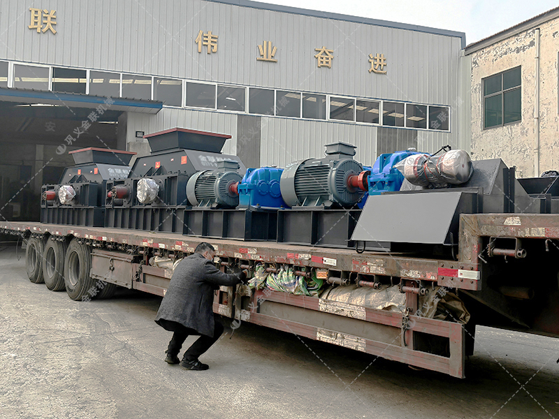 老客戶(hù)再次選購(gòu)兩臺(tái)對(duì)輥破碎機(jī) 發(fā)往河南