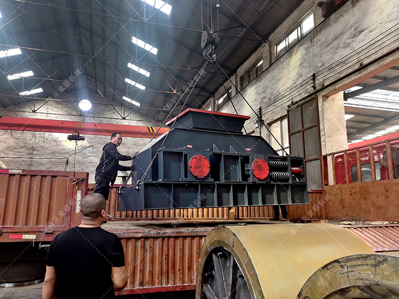 如何選擇青石制砂設(shè)備，時產(chǎn)50噸對輥制砂機多少錢一臺？