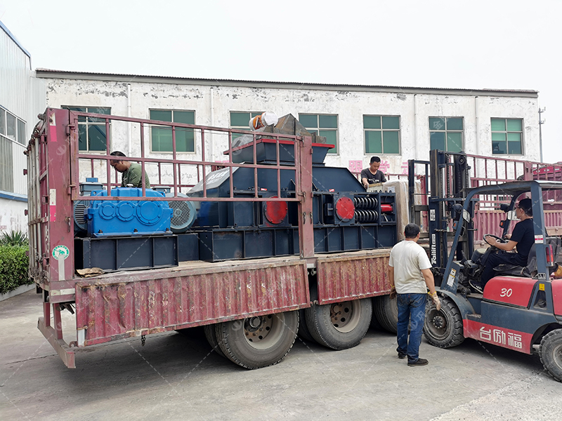 如何選擇青石制砂設(shè)備，時產(chǎn)50噸對輥制砂機多少錢一臺？