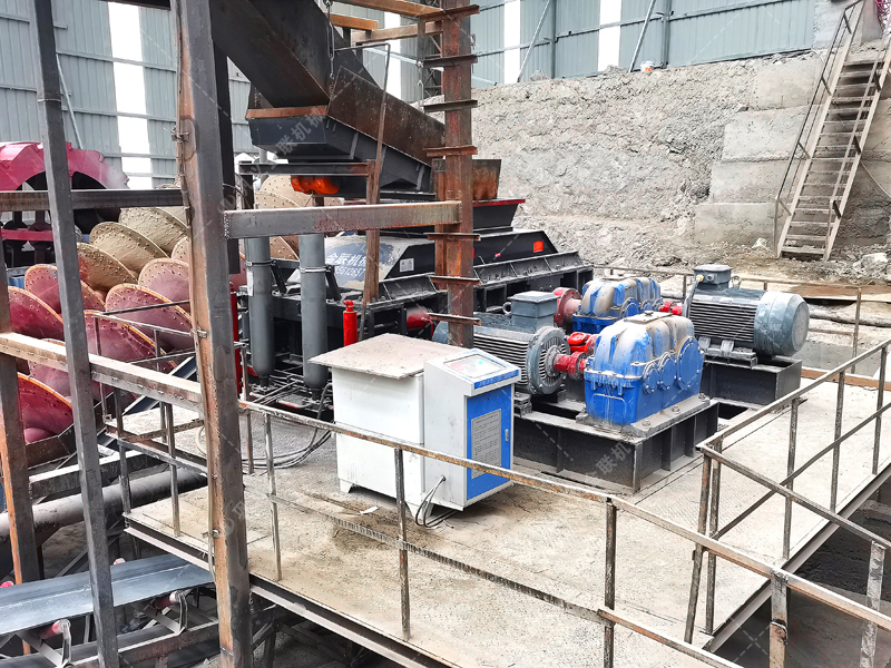 制砂用什么設(shè)備效果好？這款全自動(dòng)數(shù)控對(duì)輥制砂機(jī)很不錯(cuò)